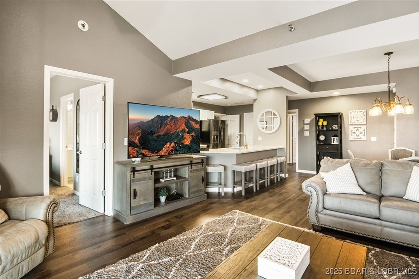 Welcome to your dream retreat! This immaculate 3-bedroom, 2-bath - photo 7