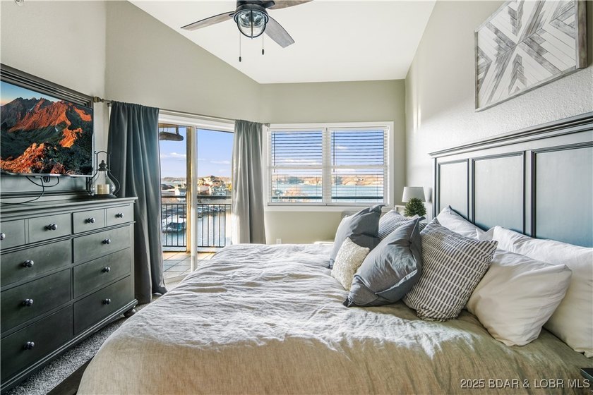 Welcome to your dream retreat! This immaculate 3-bedroom, 2-bath - photo 9