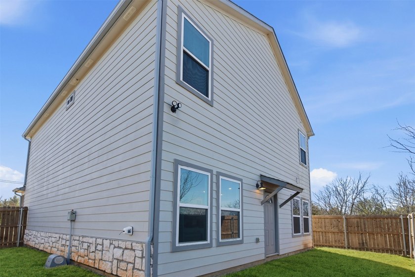 Welcome to this beautifully maintained 3 bedroom, 2 bathroom two - photo 31