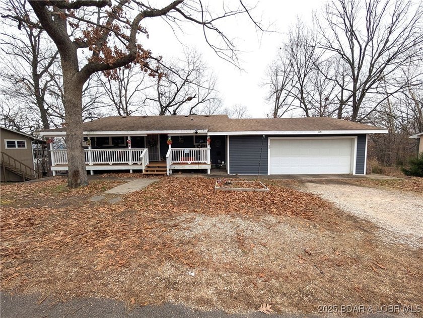 What a lovely family home with large rooms so close to the Lake - photo 2
