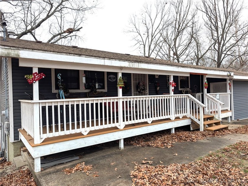 What a lovely family home with large rooms so close to the Lake - photo 4