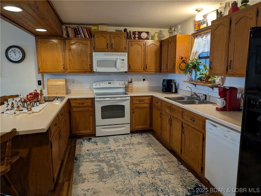 What a lovely family home with large rooms so close to the Lake - photo 10