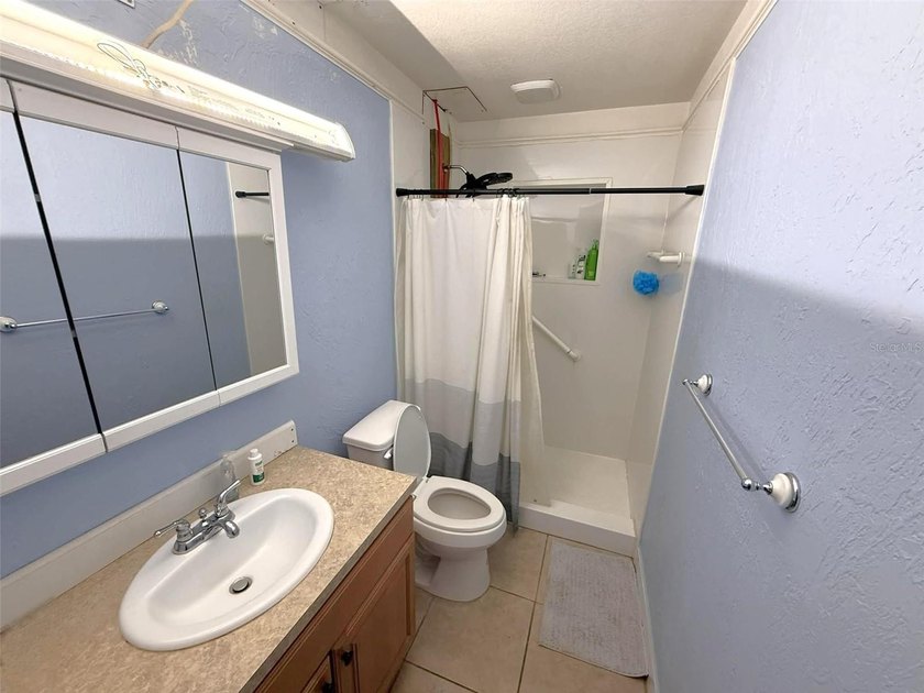 Short Sale. This LARGE 4/2/2 pool home sits on a peaceful - photo 22