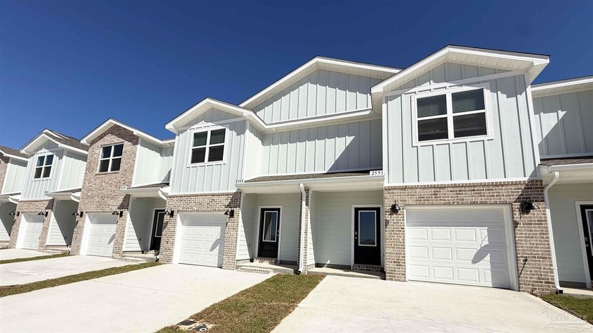 Welcome to your dream coastal retreat! Nestled in an ideal - photo 2