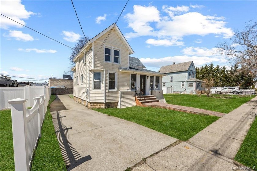 Move-in ready home on a quiet Freeport block! Features bright - photo 3