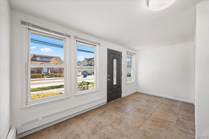 Move-in ready home on a quiet Freeport block! Features bright - photo 4