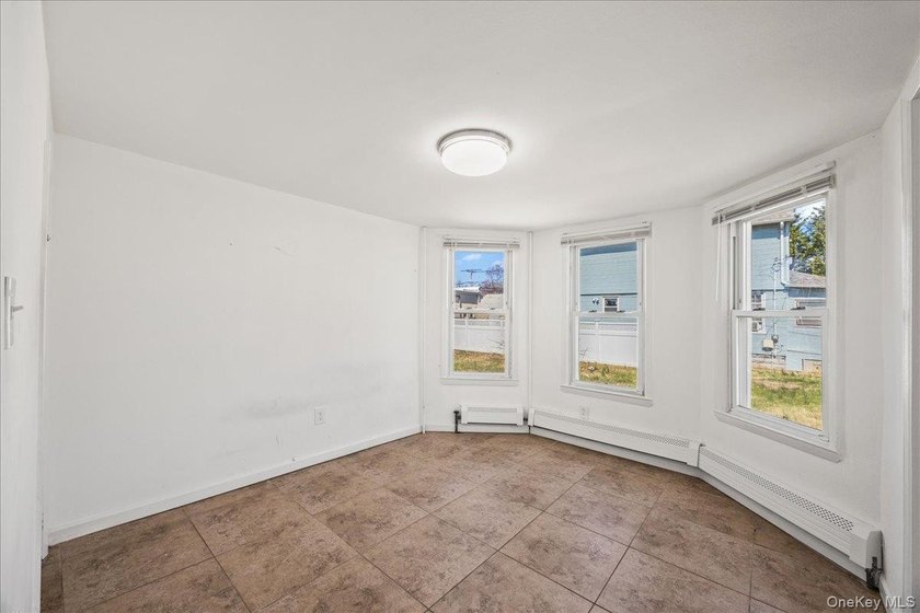 Move-in ready home on a quiet Freeport block! Features bright - photo 6