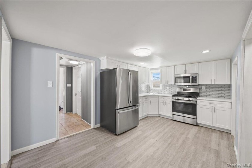 Move-in ready home on a quiet Freeport block! Features bright - photo 7