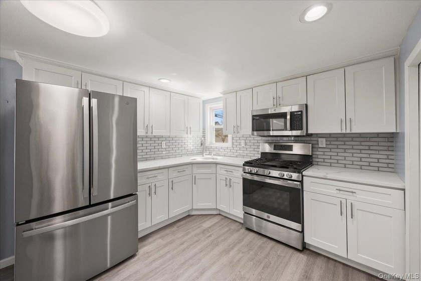 Move-in ready home on a quiet Freeport block! Features bright - photo 8