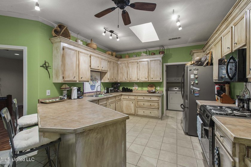 Welcome to this beautifully maintained 3-bedroom patio home - photo 33