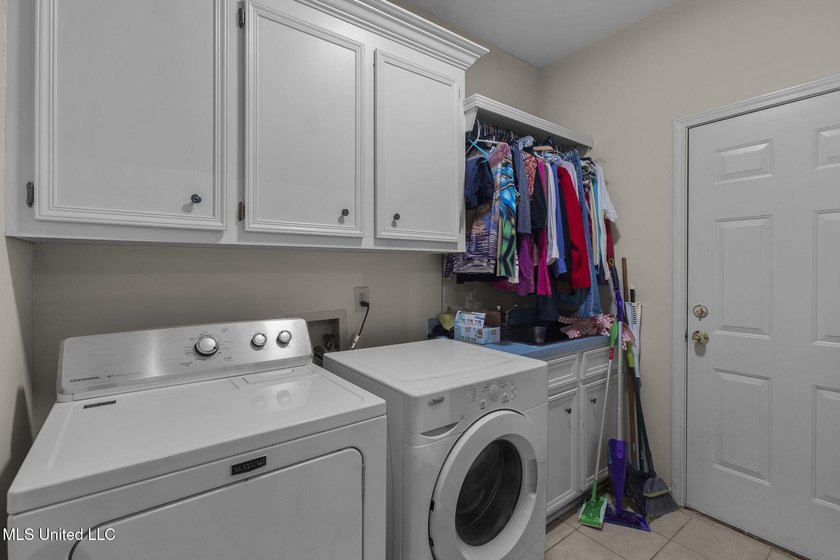 Welcome to this beautifully maintained 3-bedroom patio home - photo 38