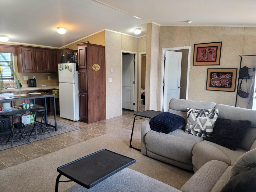 Charming home, that shows well and is very inviting as you step - photo 2