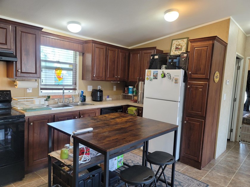 Charming home, that shows well and is very inviting as you step - photo 6