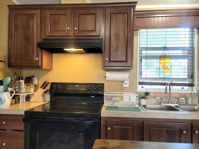 Charming home, that shows well and is very inviting as you step - photo 7
