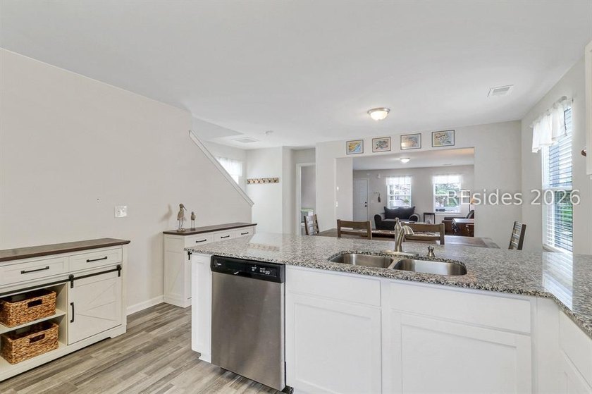 Beautifully maintained and move-in ready home! This 3-bedroom, 2 - photo 11