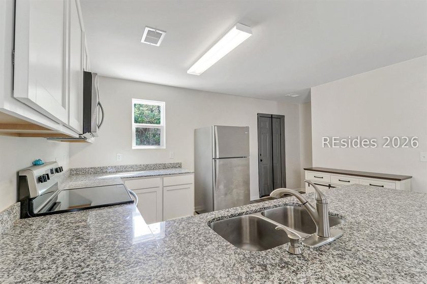Beautifully maintained and move-in ready home! This 3-bedroom, 2 - photo 12
