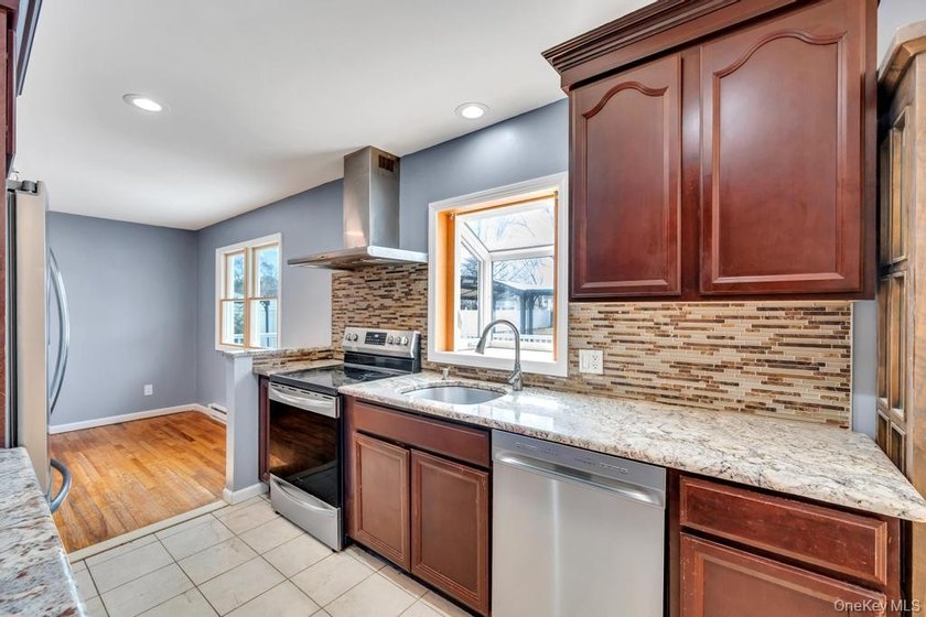 Exceptional East Islip Colonial offering an impressive 8 - photo 3