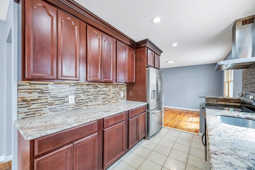 Exceptional East Islip Colonial offering an impressive 8 - photo 4