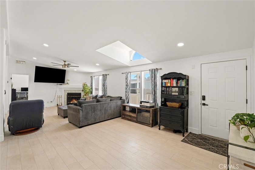 Welcome to coastal living at its best in this beautifully - photo 6