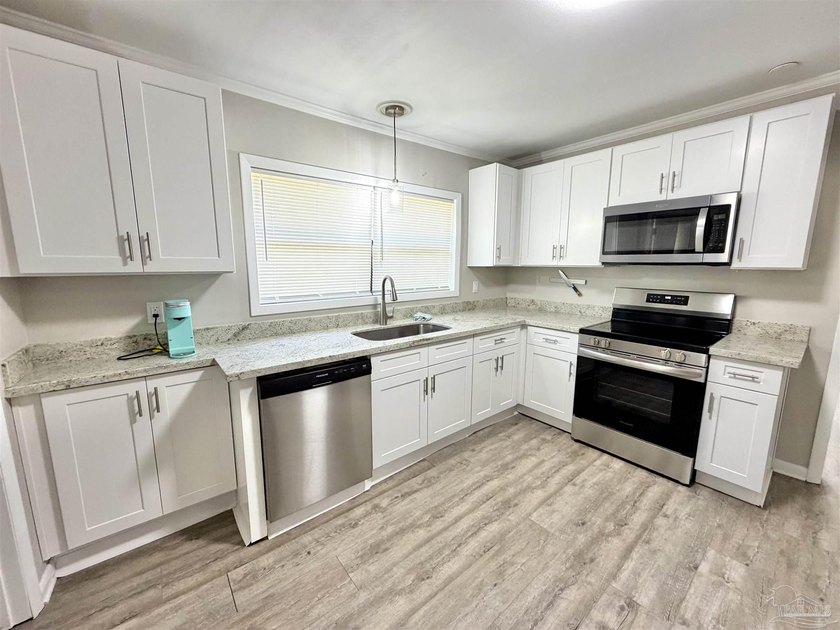 Fully renovated and move-in ready! This charming 3-bedroom - photo 6