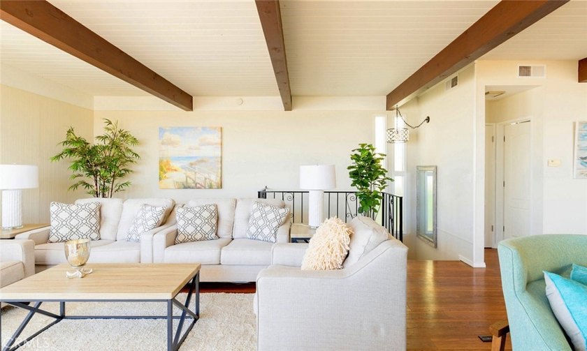 Now vacant and move-in ready, the property can be optionally - photo 12