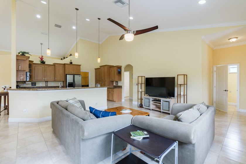 Custom-built 4-bedroom, 3.5 bathroom plus a den pool home - photo 15
