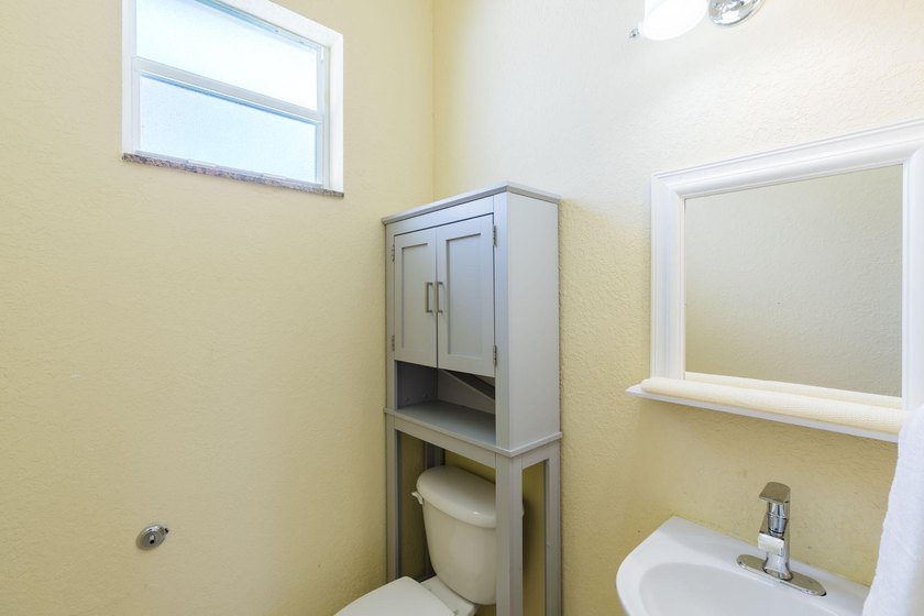 Custom-built 4-bedroom, 3.5 bathroom plus a den pool home - photo 16