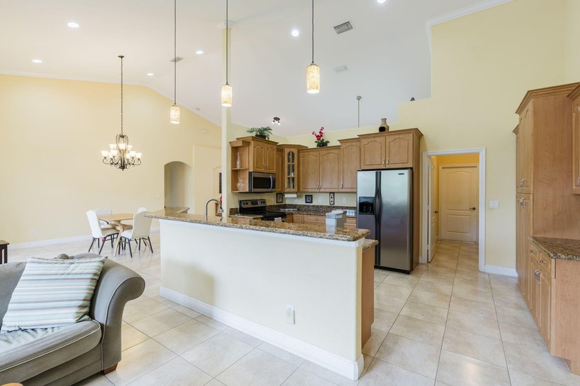 Custom-built 4-bedroom, 3.5 bathroom plus a den pool home - photo 17