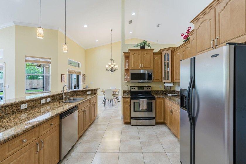 Custom-built 4-bedroom, 3.5 bathroom plus a den pool home - photo 20