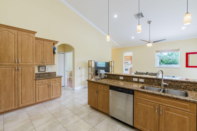 Custom-built 4-bedroom, 3.5 bathroom plus a den pool home - photo 21