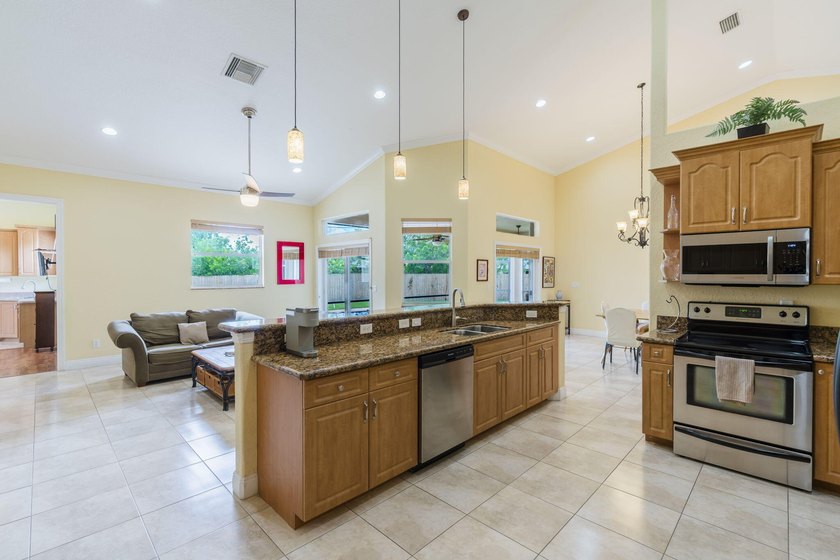 Custom-built 4-bedroom, 3.5 bathroom plus a den pool home - photo 22