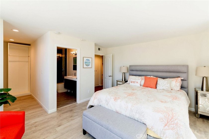 Now vacant and move-in ready, the property can be optionally - photo 25
