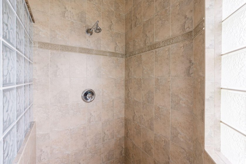 Custom-built 4-bedroom, 3.5 bathroom plus a den pool home - photo 34