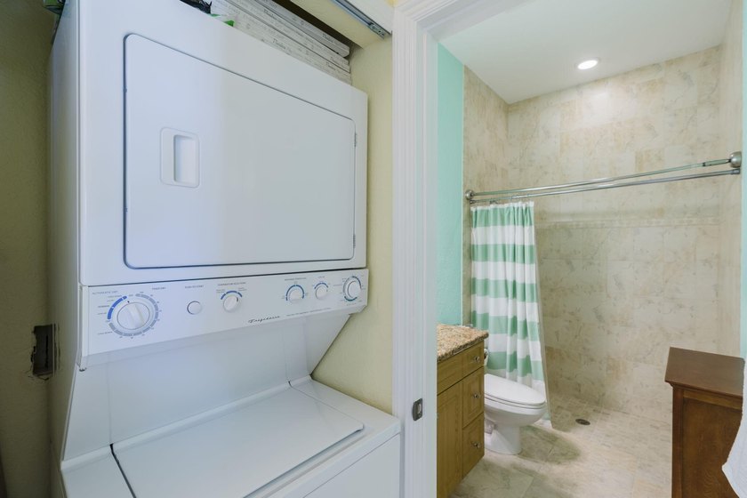 Custom-built 4-bedroom, 3.5 bathroom plus a den pool home - photo 50