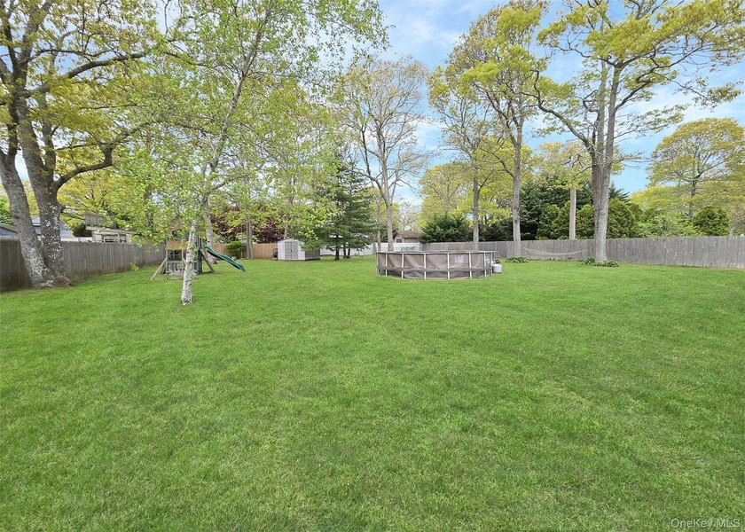 Beautiful Ranch home on a Large 1/2 arce property with mature - photo 2