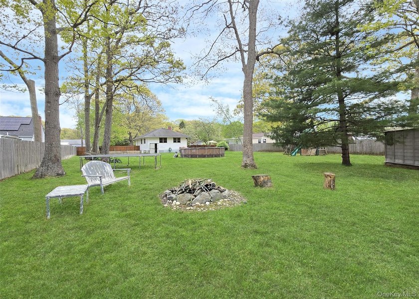 Beautiful Ranch home on a Large 1/2 arce property with mature - photo 4