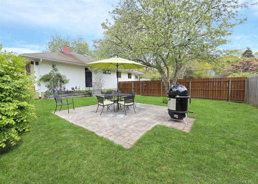 Beautiful Ranch home on a Large 1/2 arce property with mature - photo 6