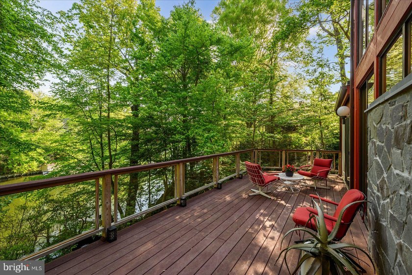 Stunning offering in gated Epping Forest! This mid-century - photo 15