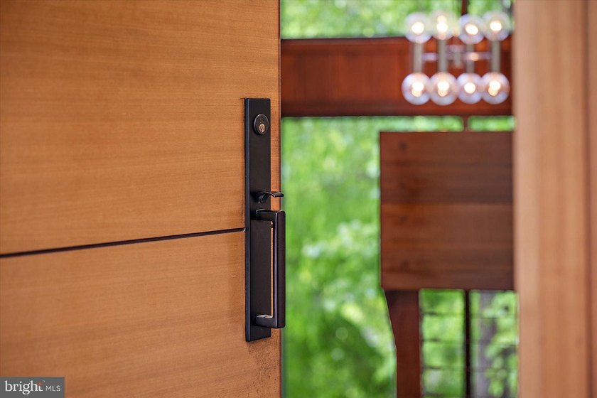 Stunning offering in gated Epping Forest! This mid-century - photo 16