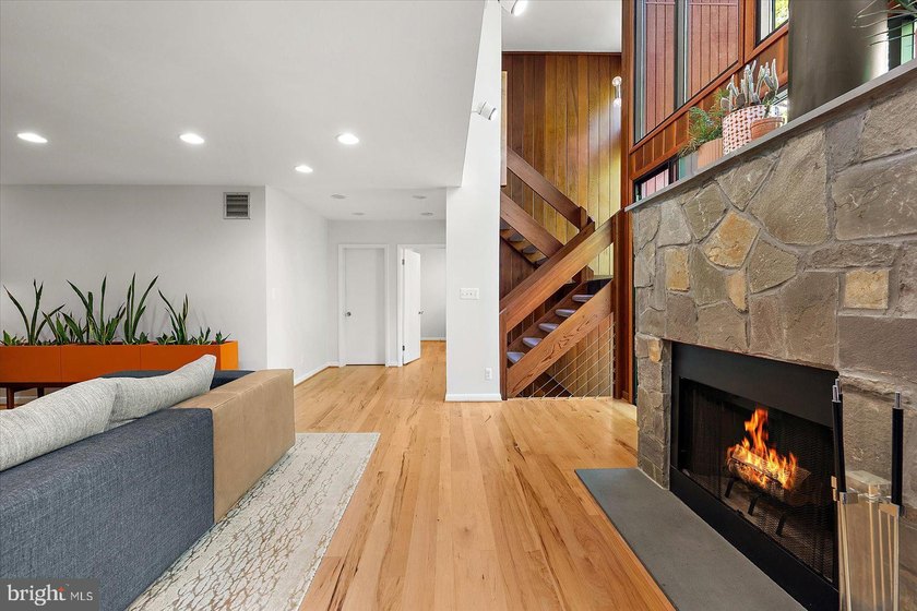 Stunning offering in gated Epping Forest! This mid-century - photo 29