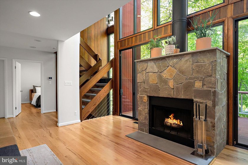 Stunning offering in gated Epping Forest! This mid-century - photo 30