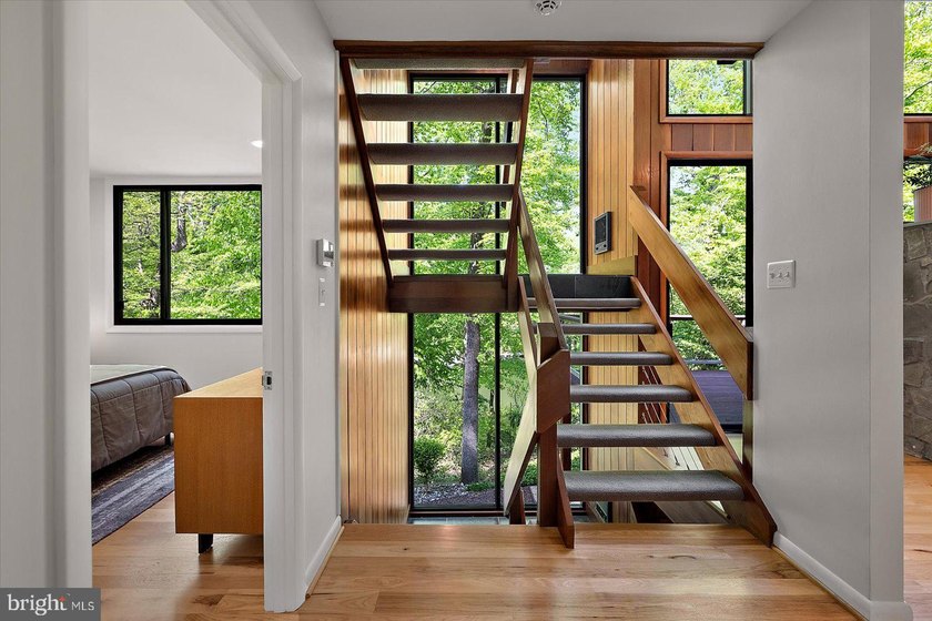 Stunning offering in gated Epping Forest! This mid-century - photo 39