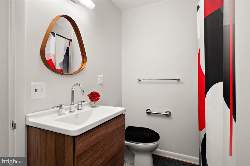 Stunning offering in gated Epping Forest! This mid-century - photo 44