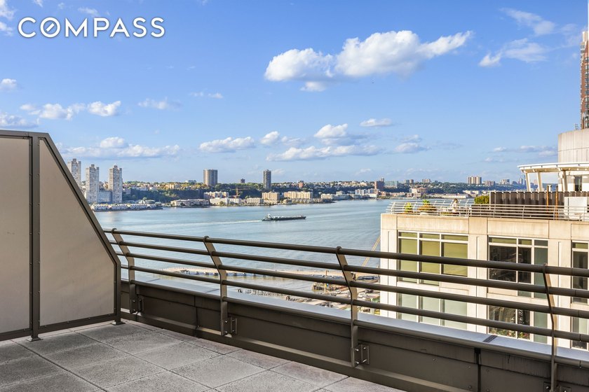 Indoor/outdoor living with sweeping Hudson River and skyline - photo 3