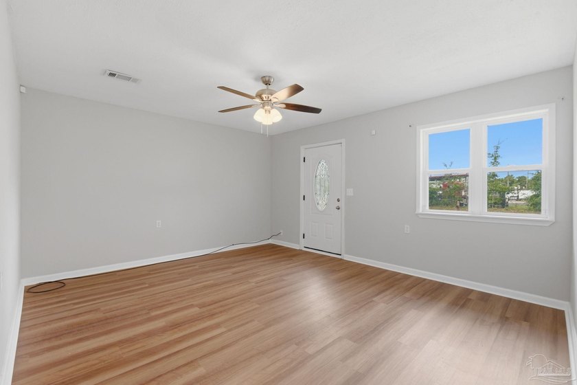 Move-in ready, beautifully renovated, and affordably priced - photo 4