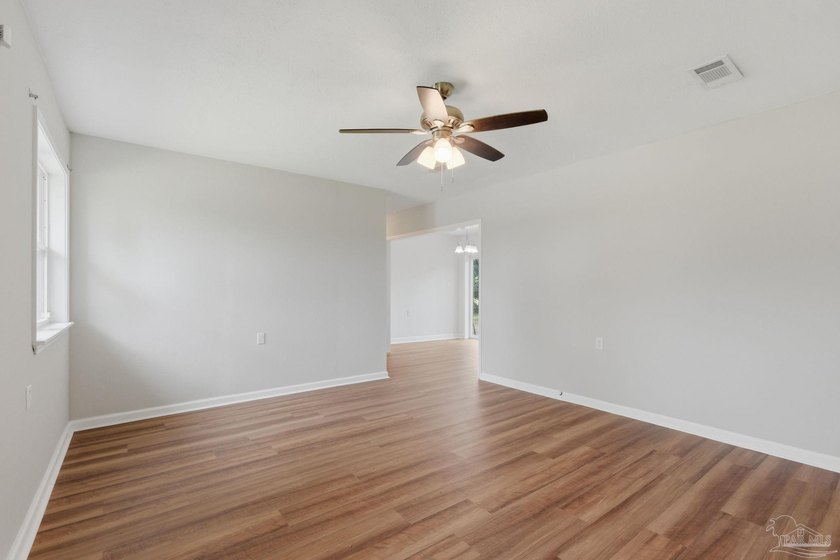 Move-in ready, beautifully renovated, and affordably priced - photo 6