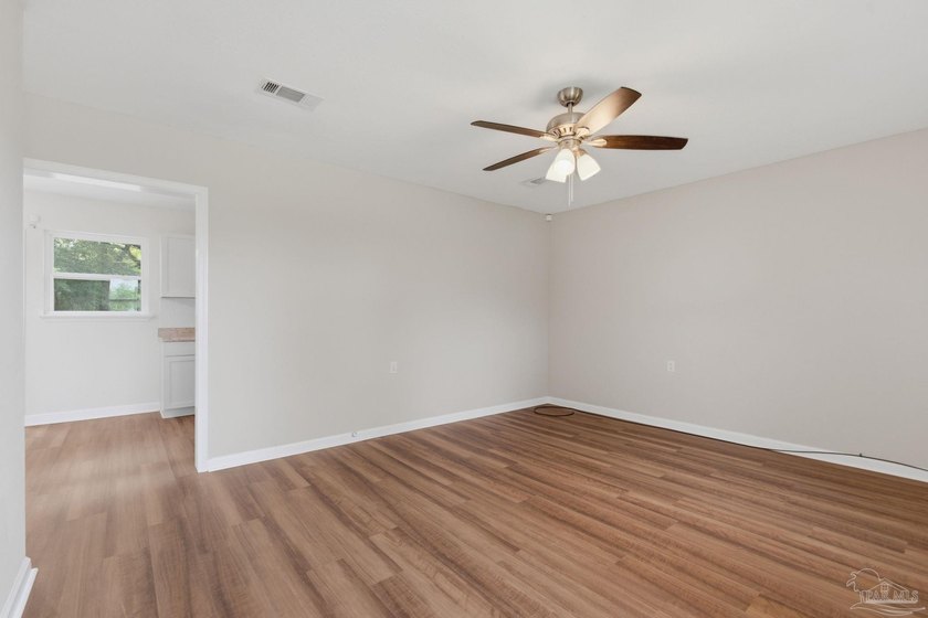 Move-in ready, beautifully renovated, and affordably priced - photo 7