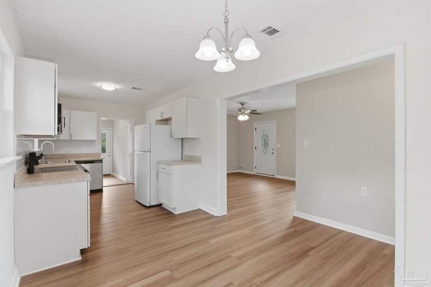 Move-in ready, beautifully renovated, and affordably priced - photo 9