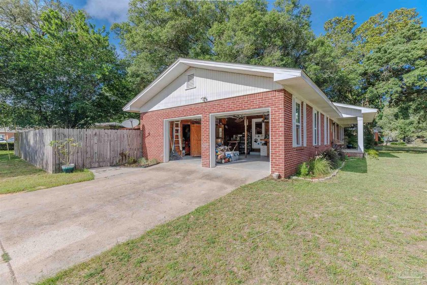 Welcome home to this charming and well maintained corner lot - photo 3