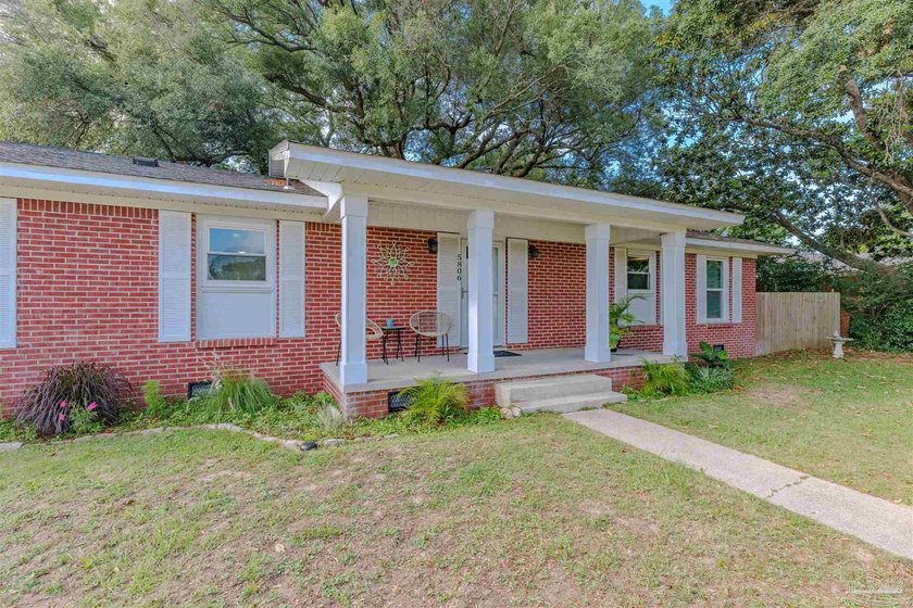 Welcome home to this charming and well maintained corner lot - photo 4